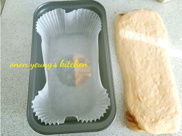 然後順時針轉90度，用捍麵棍捍成長方型。