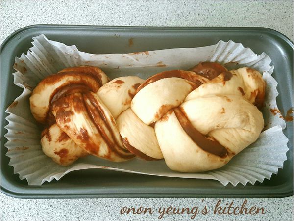 整形後將麵糰再次進行發酵 60分鐘，注意要視乎天氣濕度去調整時間喔！發酵完後，在麵糰上並掃上蛋液。