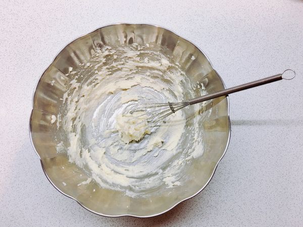糖和奶油打至呈乳白色