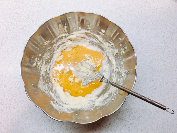 加入蛋液
（分次加入）