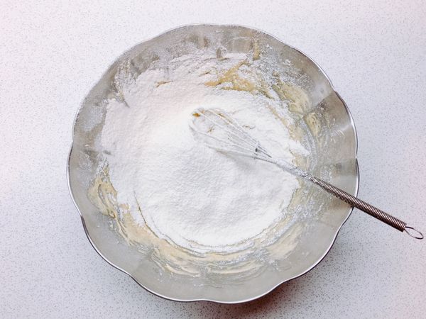 《先泡打粉放入麵粉中過篩》
再加入麵粉拌勻