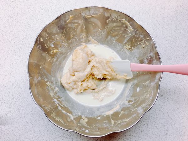 加入牛奶拌勻
