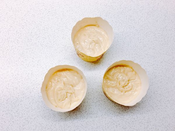 倒入紙模具中約7分滿