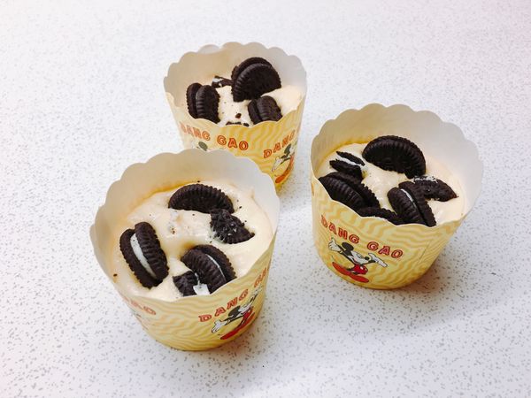 將OREO插入麵糊中
（要壓下些）