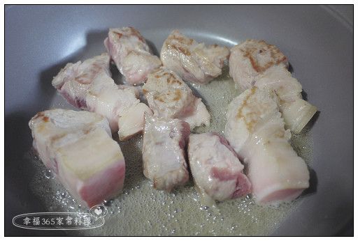 將五花肉兩面煎至表面上色。