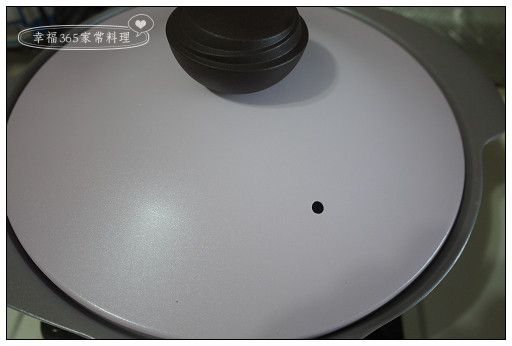 蓋上鍋蓋，滾開後轉小火滷煮。