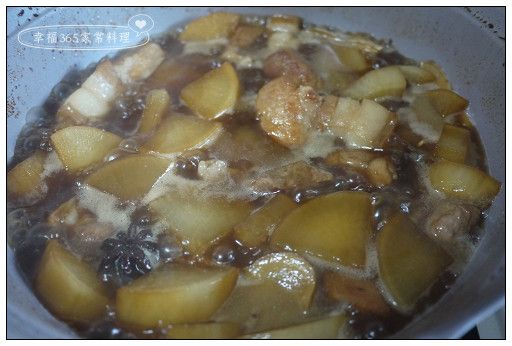 中間可翻蓋查看一下狀況，如果收汁收太快可再加適量水。