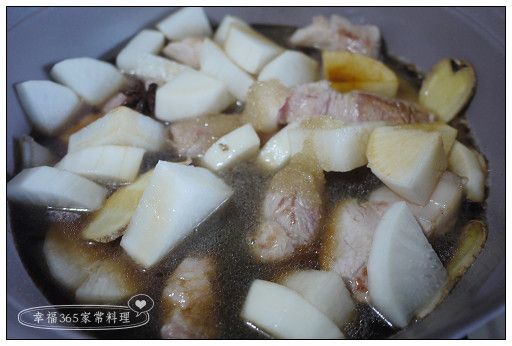 再放入醬油、糖及水，拌勻。