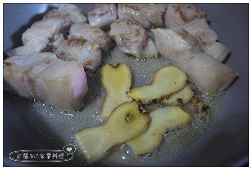 把五花肉撥到一旁，炒香薑片。