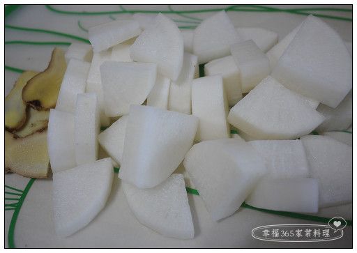 白蘿蔔去皮切塊；薑切片；五花肉切塊。