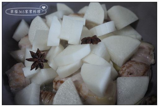 放入八角及黑麥啤酒。