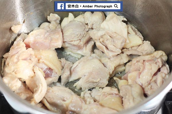 湯鍋中倒入適量油，待油熱後放入雞腿塊翻炒，炒到表皮略為焦黃後，盛起來備用。