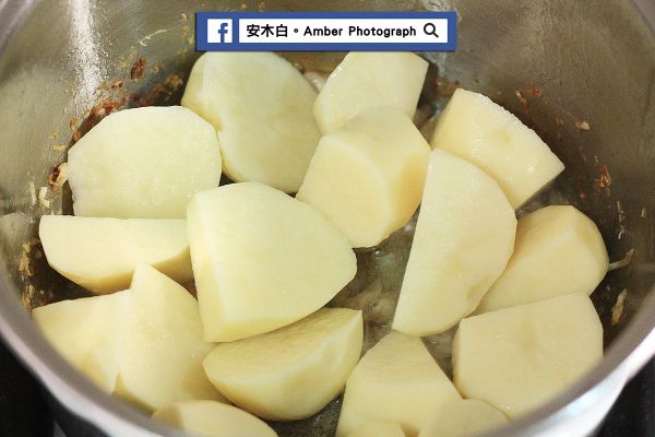 鍋中再倒入適量油，待油熱後放入馬鈴薯，翻炒到它表面略為焦黃。