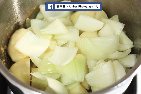 放入洋蔥，翻炒一下，讓香氣出來。