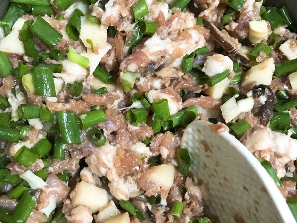 竹筍先切小丁 煮熟備用
香菇用些許油 炒香 備用

絞肉加入調味料 攪拌至有黏性
在放入香菇 竹筍丁
最後加入蔥花
@一顆內餡 50g