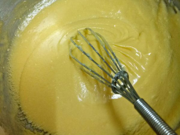 先軟化無鹽奶油(切一小塊比較好攪拌)
取蛋黃蛋白分開，只留蛋黃的部份。
取糖粉，分三次倒入蛋黃中一起攪拌均勻，再放入無鹽奶油攪拌均勻成淡黃色。