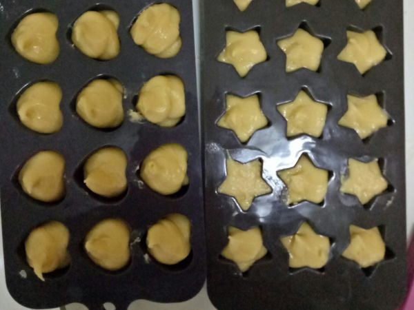 將擠入擠花袋的麵粉依序擠入模型中，大概六分滿即可，麵包烤後會膨脹，切用地粉烤會略軟，想有脆度就不能擠太滿。