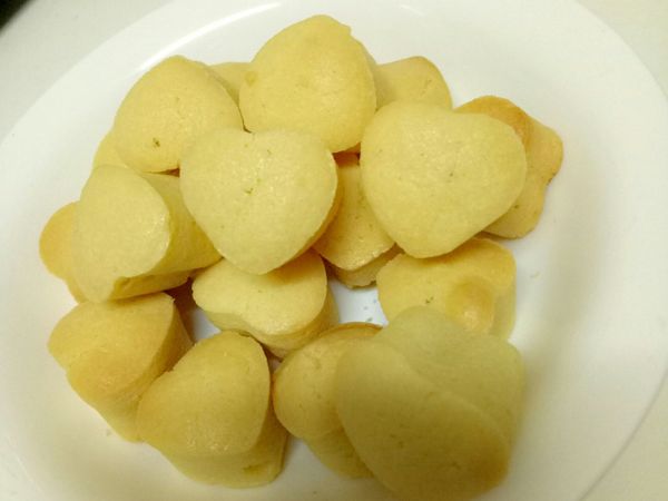 烤箱預熱170度烤20分鐘，待上色即可，寶寶要吃軟一點的可以烤後馬上取出放涼，口感略鬆軟，如果喜歡稍微脆的，可以在多烤5-10分，在烤箱多放5分在取出放涼。兩個口感有差唷。