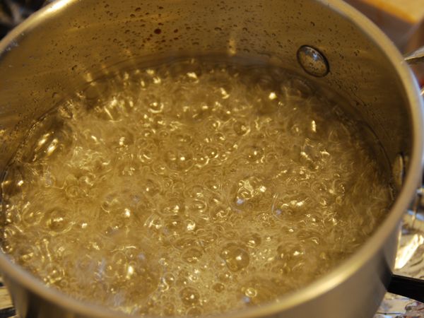 糖加冷水慢火煮，開始轉色就離火。
離火後迅速倒入熱水並倒入模具
（速度要快不然焦糖可能會凝固）


。
。

。
。
。
。
。
圖片來源：https://ez2o.com/0PpNi