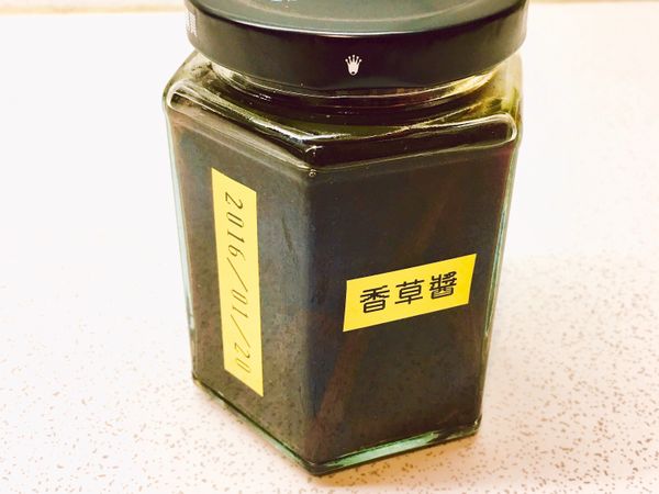 《自製香草醬》
香草醬用剪段香草莢和蘭姆酒浸泡後
密蓋好放至陰涼處放
約6個月就可用
（中間有時間給瓶子搖晃下）