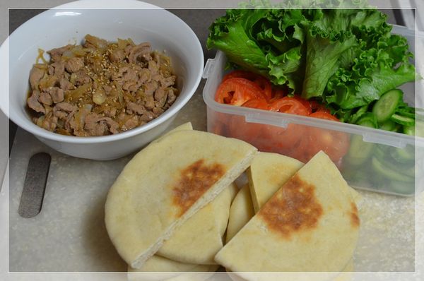 萵苣葉洗淨瀝乾多餘水分。蕃茄洗淨去頭尾兩端及裡頭的汁液後切片。小黃瓜洗淨去頭尾切薄片。口袋餅對半切開。