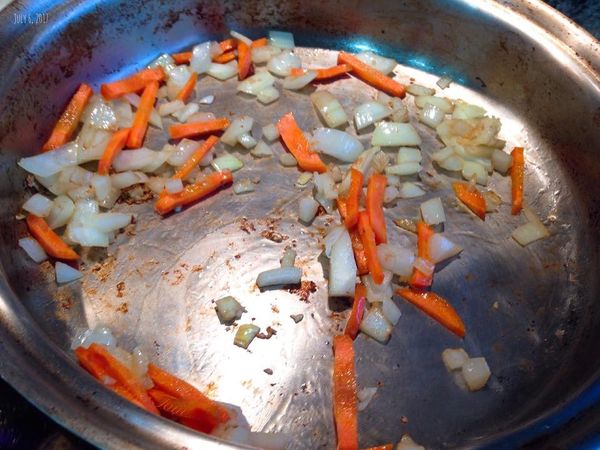 熱鍋加油先炒洋蔥跟紅蘿蔔