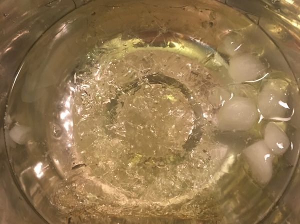 將吉利丁放入冰水中先泡軟
依個人口感調整用量3(較軟)~4(較硬)片，
過少會不能凝固哦。