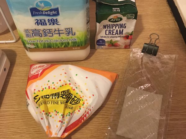 把鮮奶300g、鮮奶油200g、砂糖35g，放入鍋中小火煮稍微起泡，砂糖融化。（不能煮到滾）