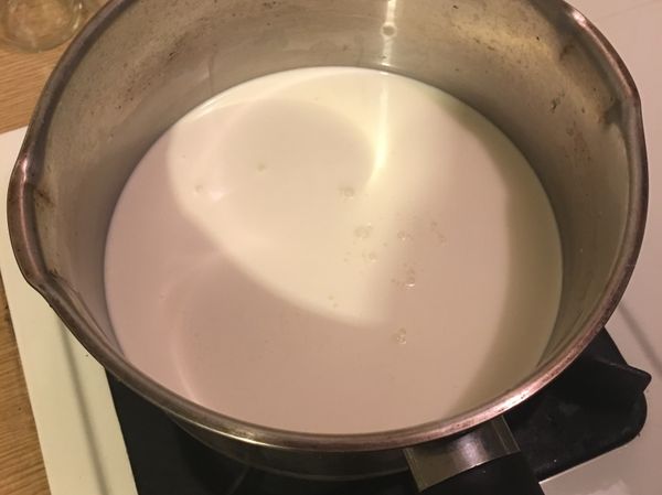 將吉利丁擰去水份，撕成小片狀放入鍋中（步驟2），攪拌均勻。