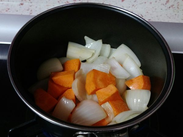 下少許油炒香洋蔥→紅蘿蔔