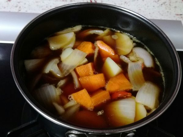 加入馬鈴薯拌炒→水蓋過菜→調味料