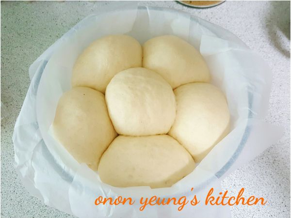 麵糰醒後再次滾圓和進行發酵 60 分鐘至兩倍大，注意要視乎天氣濕度去調整時間喔！