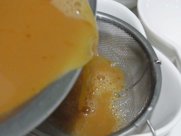 將[材料]和[調味料]拌勻--用筷子抵住碗底上下、左右來回劃，勿用大力打、將空氣打進蒸後表面會膨且有許多氣孔、不平滑。過篩倒入蒸碗中。