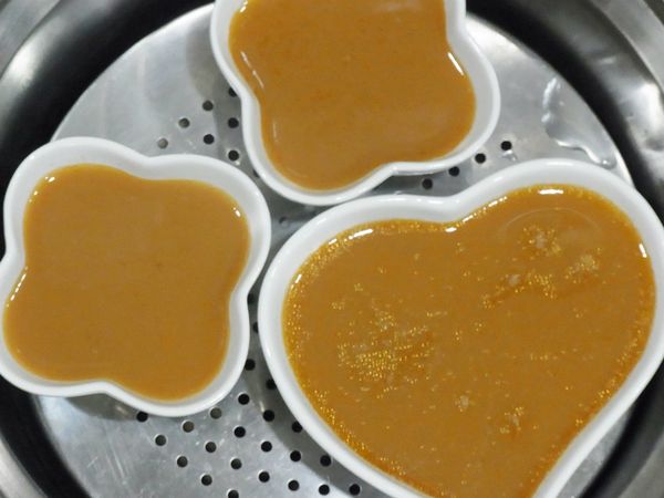 電鍋外鍋放一杯水蒸、電鍋上架一根筷子(留一個氣孔)，這樣不用包包鮮膜蒸好就像布丁般平滑。