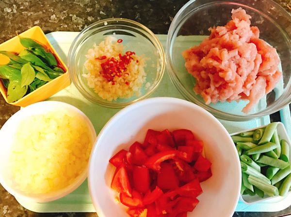 先把材料都準備好

洋蔥蒜頭辣椒都切碎（或用調理機打）、雞肉剁碎（我是買全聯的雞胸肉絲比較好切！）、四季豆斜切、小蕃茄對切（牛蕃茄切丁）
醬汁先拌好