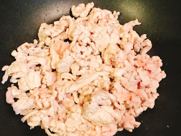 先炒雞肉（可不下油），加一點米酒拌炒（去除肉腥味）至上色並聞到香氣，起鍋備用