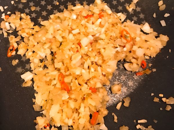 將香料爆香，先以小火拌炒洋蔥至透明狀
再加入蒜碎及辣椒（炒出香氣且微上色）