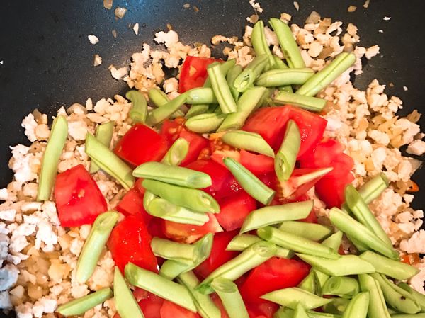 加入雞肉、蕃茄（可以鍋鏟稍微壓岀汁）、四季豆拌炒
再加入醬汁炒上色（喜歡濕ㄧ點可再加點水），此時可試味道（喜歡味道重可再加魚露，過多會太鹹喔！）拌炒至收汁