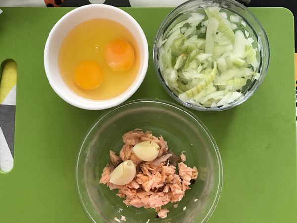（備料）洋蔥切小塊、蒜頭切片、
隔夜鮭魚用湯匙壓碎
