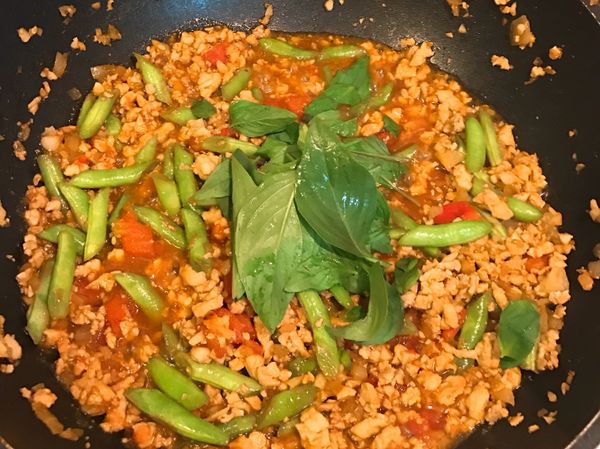 最後加入檸檬汁及九層塔扮勻即可上菜