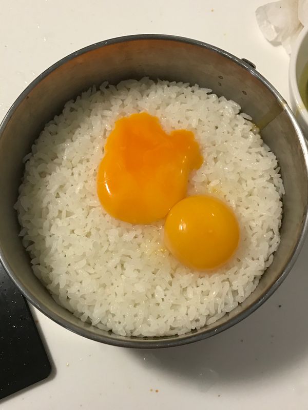 蛋黃與隔夜飯攪拌均勻（米呈現蛋黃色）