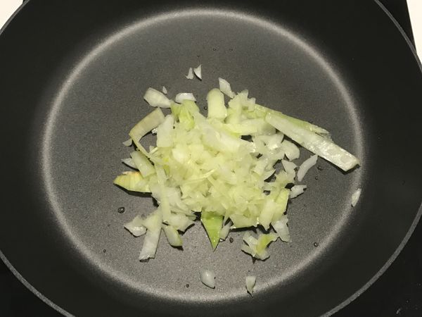 熱鍋熱油後，開中火➕洋蔥爆香