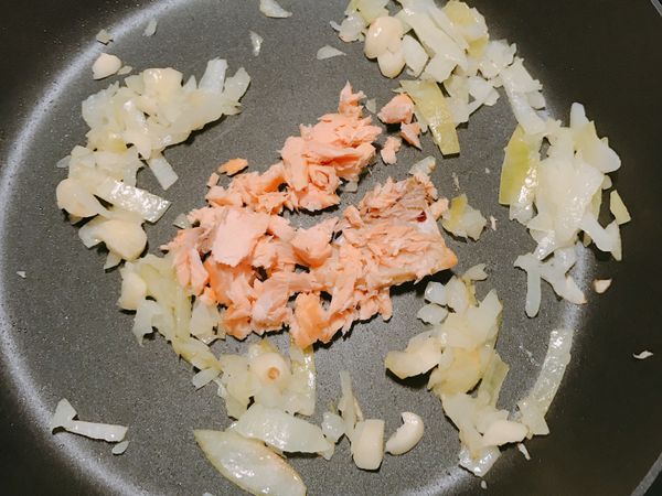 一樣保持中火，蒜片炒30秒（太久會苦），➕鮭魚炒至香氣出來