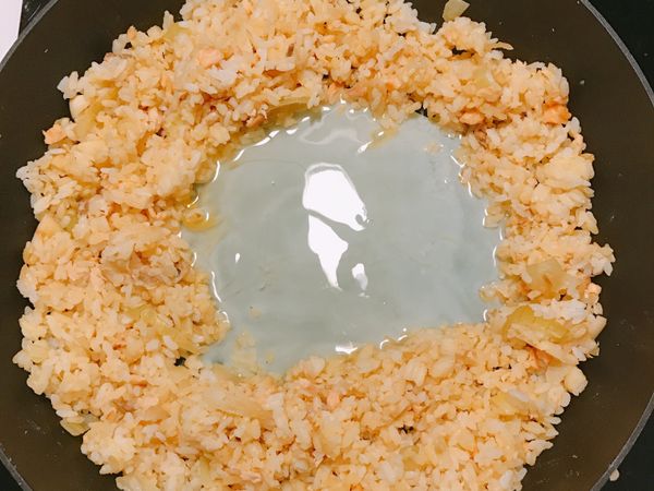 炒飯畫大圓，中間➕蛋白炒至白色再拌炒飯（炒飯香氣與蛋白混在一起）