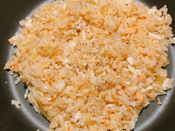 蛋白、鮭魚、蛋黃飯粒粒分明色彩很美，讓人大開食慾，最後➕黑胡椒，完成！
上桌時➕海苔更美味