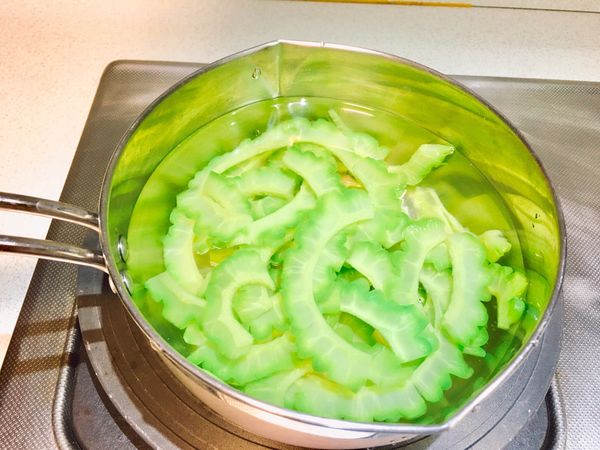 去除苦瓜苦味步驟
ㄧ.苦瓜刨掉瓜囊切薄片後
入加入鹽水的熱水焯下