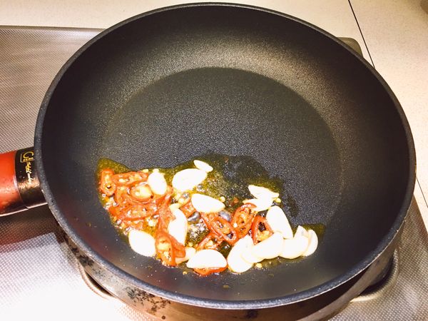 鍋熱入油放蒜 辣椒 鹽爆香