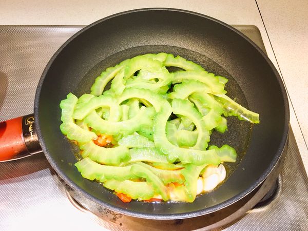 放入苦瓜加入熱水蓋上鍋蓋燜下