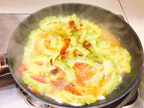 燒熱掀蓋放入OX醬及勿仔魚醬翻炒均勻