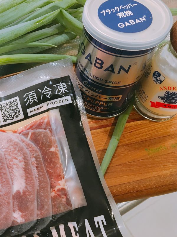 牛舌淋上橄欖油，並灑上鹽、胡椒、蔥花放入烤箱後即完成（牛舌薄片易烤，視烤箱調整溫度時間）